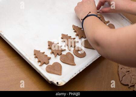 Cookies de Noël pâte sur une tôle à biscuits Banque D'Images