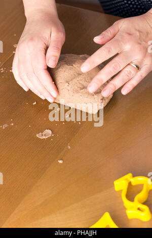 Préparer pâques gingerbread cookies. Banque D'Images