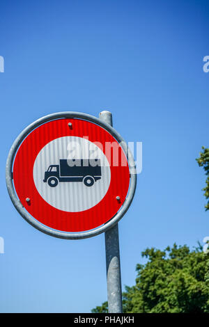 Camions interdits signe, cercle rouge avec icône noire Banque D'Images