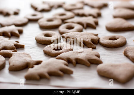 Pâques gingerbread cookies cuits sur la plaque. Banque D'Images