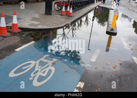 Une section de l'autoroute de vélo CS2 bloqué en raison de récentes pluies, le 29 août 2018, à Londres, en Angleterre. Le CS2 randonnée à vélo est d'environ 4,3 miles (6,8 kilomètres), de Stratford à Aldgate. Banque D'Images