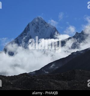 Mont Taboche peak et le brouillard grimpant sur la vallée Banque D'Images