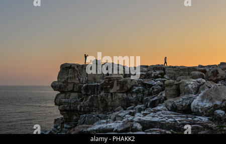 Les voyageurs debout sur le rocher et voir le coucher du soleil à Poulo Panjang (Tho Chau Island), le sud-ouest du Vietnam. Banque D'Images