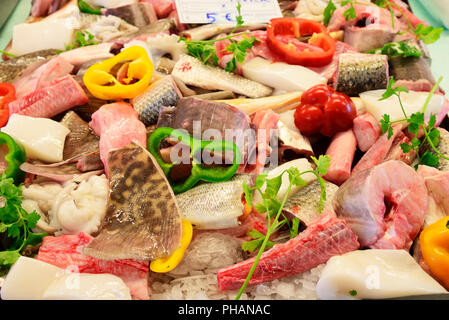 Poisson frais à faire, une caldeirada ragoût traditionnel. Costa Nova, Aveiro. Portugal Banque D'Images