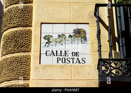 Plaque de rue sur les carreaux de céramique à Madrid. Espagne Banque D'Images