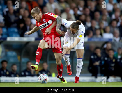 Middlesbrough's Adam Clayton (à gauche) et de Luke Ayling de Leeds United (à droite) bataille pour la balle durant le match de championnat Sky Bet à Elland Road, Leeds. Banque D'Images