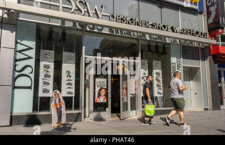 Un magasin de chaussures DSW à Herald Square à New York le Mardi, Août 28, 2018. DSW a récemment affiché la croissance la plus forte des ventes il depuis 2011 a facilement battu les attentes des analystes. (Â© Richard B. Levine) Banque D'Images