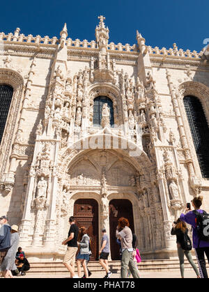 Portugal, Lisbonne, Belém, Monastario dos Jeronimos, les visiteurs à l'extérieur de porte ornée de monastère Banque D'Images