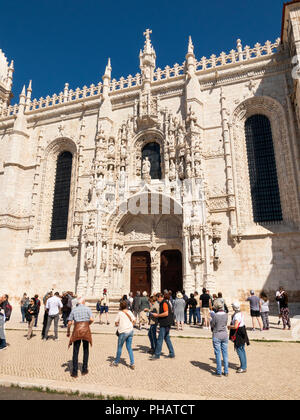 Portugal, Lisbonne, Belém, Monastario dos Jeronimos, les visiteurs à l'extérieur de porte ornée de monastère Banque D'Images