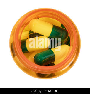 Flacon de médicaments rempli de capsules isolé sur fond blanc Banque D'Images