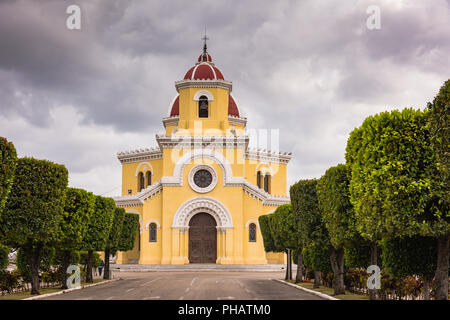 Église jaune avec toit dôme et la tour à la Nécropole Cristobal Colon à La Havane, Cuba. Banque D'Images