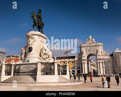 Portugal, Lisbonne, de Comecio Praco, statue de Dom José I au milieu du square vers la Rua Augusta Arch Banque D'Images