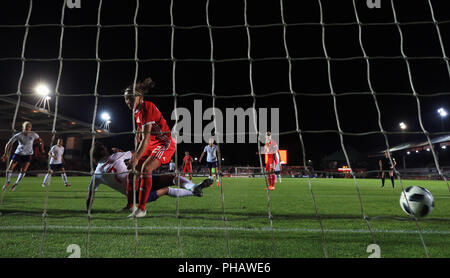 L'Angleterre Nikita Parris (troisième à gauche) marque son troisième but de la partie au cours de la Coupe du Monde féminine de la fifa, groupe 1 match de qualification à Rodney Parade, Newport. Banque D'Images