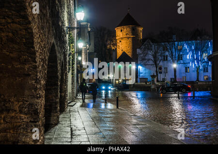 Nightt vue sur la rue, Tallinn Estonie. Banque D'Images