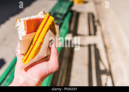 Sancti Spiritus, Cuba / 15 mars 2017 : Viennoiseries, rempli avec de la confiture ou de la crème, tenu dans la main dans les rues de Cuba. Banque D'Images