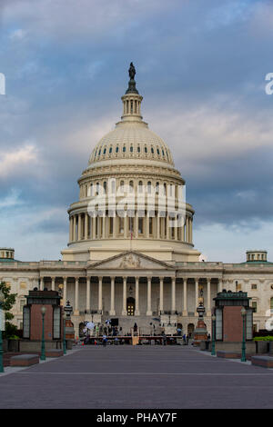 Lever du soleil la lumière peint le United States Capitol le matin qu'une garde d'honneur militaire des États-Unis portent le cercueil de l'ancien sénateur John McCain, républicain de l'Arizona, en haut de l'escalier du Capitole à Washington, DC Le 31 août 2018 à Washington, DC. McCain, un vétéran de l'armée américaine et le sénateur de longue date, s'était exposé à l'intérieur de la rotonde du Capitole pour une journée avant d'être mis au repos le 1 septembre 2018 à l'United States Naval Academy à Annapolis, Maryland. Crédit : Alex Edelman/CNP /MediaPunch Banque D'Images