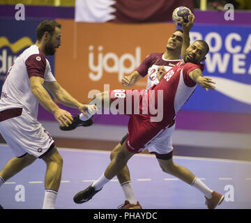 (180831) -- JAKARTA, 31 août 2018 (Xinhua) -- Hasan Alfardan (R) de Bahreïn est en concurrence au cours de handball masculin médaille d'or lors de la 18e Jeux asiatiques à Jakarta, Indonésie, le 31 août 2018. (Xinhua/Fei Maohua) Banque D'Images