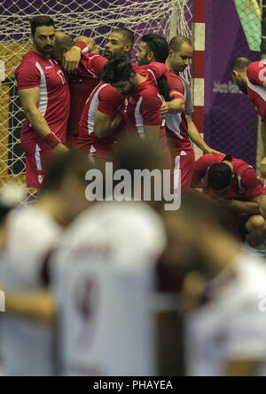(180831) -- JAKARTA, 31 août 2018 (Xinhua) -- Les joueurs de Bahreïn réagissent après le match pour la médaille d'or de handball lors de la 18e Jeux asiatiques à Jakarta, Indonésie, le 31 août 2018. (Xinhua/Fei Maohua) Banque D'Images