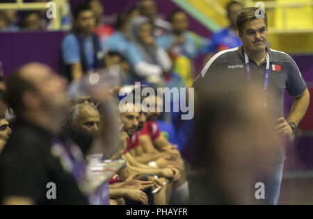 (180831) -- JAKARTA, 31 août 2018 (Xinhua) -- l'entraîneur-chef de Bahreïn Aron Kristjansson réagit au cours de handball masculin médaille d'or lors de la 18e Jeux asiatiques à Jakarta, Indonésie, le 31 août 2018. (Xinhua/Fei Maohua) Banque D'Images