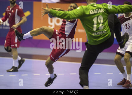 (180831) -- JAKARTA, 31 août 2018 (Xinhua) -- Ali Ali Merza (C) de Bahreïn est en concurrence au cours de handball masculin médaille d'or lors de la 18e Jeux asiatiques à Jakarta, Indonésie, le 31 août 2018. (Xinhua/Fei Maohua) Banque D'Images