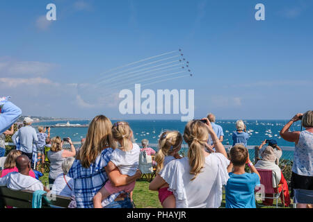 Bournemouth, Royaume-Uni, le 31 août, 2018. Regarder la foule des flèches rouges afficher à partir de la falaise ouest de soleil. © dbphots/Alamy Live News Banque D'Images