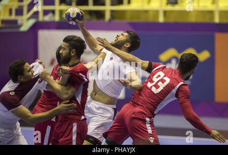 (180831) -- JAKARTA, 31 août 2018 (Xinhua) -- Wajdi Sinen (2R) du Qatar fait concurrence au cours de handball masculin médaille d'or lors de la 18e Jeux asiatiques à Jakarta, Indonésie, le 31 août 2018. (Xinhua/Fei Maohua) Banque D'Images