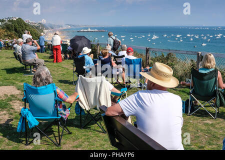 Bournemouth, Royaume-Uni, le 31 août, 2018. Regarder la foule des flèches rouges afficher à partir de la falaise ouest de soleil. © dbphots/Alamy Live News Banque D'Images