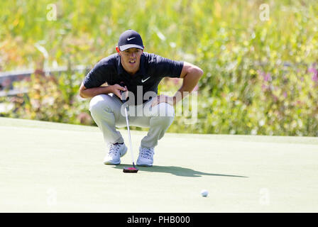 31 août, 2018 ; Norton, MA, USA ; lignes Rory McIlroy un putt à la 8e trou lors du premier tour des technologies Dell Championship à PTC Boston à Norton, MA. Anthony Nesmith/CSM Banque D'Images