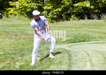 31 août, 2018 ; Norton, MA, USA ; Bryson DeChambeau plaquettes sur le green 3 lors du premier tour des technologies Dell Championship à PTC Boston à Norton, MA. Anthony Nesmith/CSM Banque D'Images