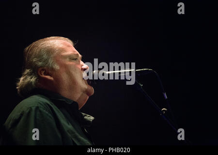 Norvège, Oslo - 30 août, 2018. Le groupe de rock Los Lobos effectue un concert live à cosmopolite à Oslo. Ici le chanteur et guitariste David Hidalgo est vu sur scène. (Photo crédit : Gonzales Photo - Per-Otto IPPO). Gonzales : Crédit Photo/Alamy Live News Banque D'Images