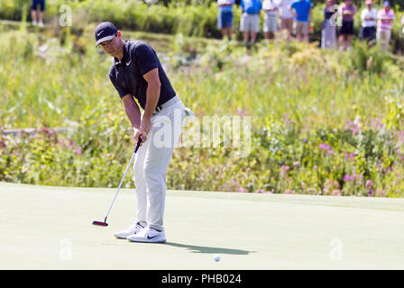 31 août, 2018 ; Norton, MA, USA ; Rory McIlroy putts à la 8e trou lors du premier tour des technologies Dell Championship à PTC Boston à Norton, MA. Anthony Nesmith/CSM Banque D'Images