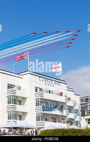 Bournemouth, Royaume-Uni. 31 août 2018. Les foules affluent à Bournemouth pour le 2e jour de la 11e édition du Festival de l'air de Bournemouth. Les Nations Unies favoris - les flèches rouges font leur entrée et les foules voler au-dessus de l'hôtel Cumberland sur l'Eastcliff. Credit : Carolyn Jenkins/Alamy Live News Banque D'Images