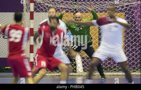 (180831) -- JAKARTA, 31 août 2018 (Xinhua) -- Le Qatar's gardien Danijel Saric est en concurrence au cours de handball masculin médaille d'or lors de la 18e Jeux asiatiques à Jakarta, Indonésie, le 31 août 2018. (Xinhua/Fei Maohua) Banque D'Images