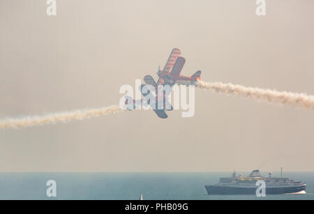 Bournemouth, Royaume-Uni. 31 août 2018. Le Superbatics Wingwalkers Aero wing walkers effectuer à la 11e conférence annuelle de l'air - le Festival de Bournemouth Flying Circus. Astoria bateau de croisière dans la mer ci-dessous. Credit : Carolyn Jenkins/Alamy Live News Banque D'Images