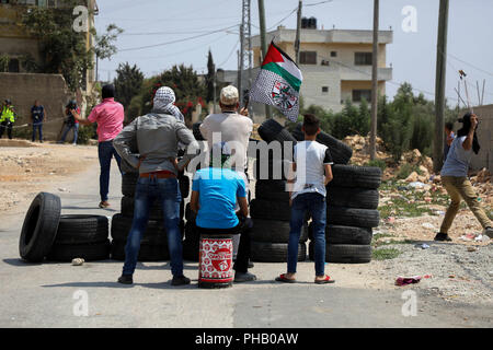 31 août 2018 - Les enfants palestiniens et les adolescents en conflit avec les forces de sécurité israéliennes au cours d'une manifestation hebdomadaire dans la ville cisjordanienne de Kafr Qaddum contre la confiscation de terres et la fermeture de la route principale de la ville. La question d'Israël cesse de s'emparer de terres pour construire ou étendre les colonies de peuplement israéliennes en Cisjordanie est un obstacle majeur à la réalisation d'un accord de paix entre Palestiniens et Israéliens. Les habitants de Kafr Qaddum ont été manifestation hebdomadaire depuis 2011 pour protester contre l'extension de la colonie israélienne de Kadumin, t Banque D'Images