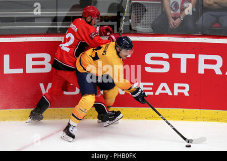 Milan Doudera de Trinec, gauche, et Daniel Widing de Djurgaarden en action lors de la Ligue des champions de hockey sur glace jeu Ocelari Trinec E Groupe vs Djurgaarden à Trinec, en République tchèque, le 31 août 2018. (Photo/CTK Petr Sznapka) Banque D'Images