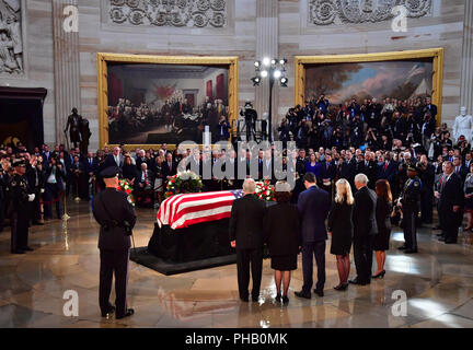 États-unis le sénateur Mitch Mcconnell, Président de la Chambre des représentants des Etats-Unis Paul Ryan et wifeJanna Ryan, Vice-président de l'United States Mike Pence et épouse Karen stand pence sur le cercueil de l'ancien sénateur John McCain dans la rotonde du Capitole comme il se trouve dans la région à la capitale américaine, à Washington, DC le Vendredi, Août 31, 2018. McCain, un républicain de l'Arizona, candidat à l'élection présidentielle et héros de guerre est mort le 25 août à l'âge de 81 ans. Il est la 31e personne à se trouver dans la région de la capitale en 166 ans. Photo par Kevin Dietsch/UPI | conditions dans le monde entier Banque D'Images