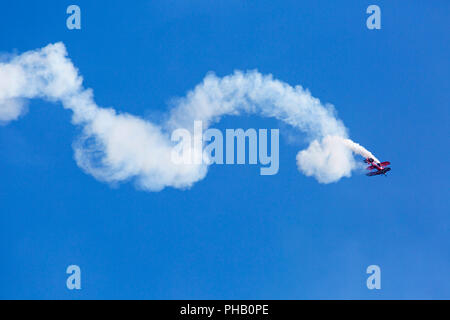 Bournemouth, Royaume-Uni. 31st août 2018. Les foules affluent à Bournemouth pour les 2nd jours du festival aérien annuel de Bournemouth 11th. Une première pour le Bournemouth Air Festival, le pilote Rich Goodwin présente le muscle biplan Pitts SAS G-EWIZ Super Pitts S2S (G-EWIZ) biplan combinant des manœuvres aériennes et un muscle biplan haute énergie. Crédit : Carolyn Jenkins/Alay Live News Banque D'Images