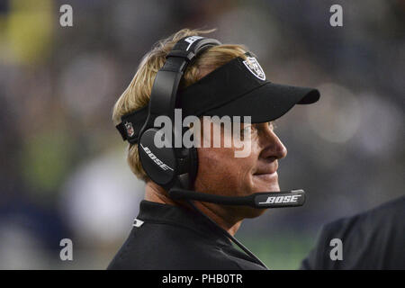 Seattle, Washington, USA. Août 30, 2018. L'entraîneur-chef de l'Oaklands Jon Gruden en marge de l'Oakland Raiders jouent les Seattle Seahawks NFL preseason dans un match au siècle Lien Field à Seattle, WA. Crédit : Jeff Halstead/ZUMA/Alamy Fil Live News Banque D'Images