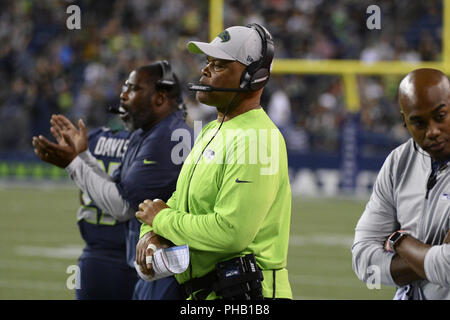 Seattle, Washington, USA. Août 30, 2018. Seattle coordonnateur défensif KEN NORTON JR regarde de l'extérieur comme à l'Oakland Raiders jouent les Seattle Seahawks NFL preseason dans un match au siècle Lien Field à Seattle, WA. Crédit : Jeff Halstead/ZUMA/Alamy Fil Live News Banque D'Images