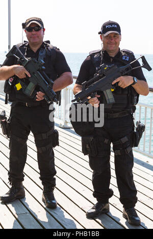 Bournemouth, Royaume-Uni. 31 août 2018. Les foules affluent à Bournemouth pour le 2e jour de la 11e édition du Festival de l'air de Bournemouth. Des policiers en patrouille. Credit : Carolyn Jenkins/Alamy Live News Banque D'Images