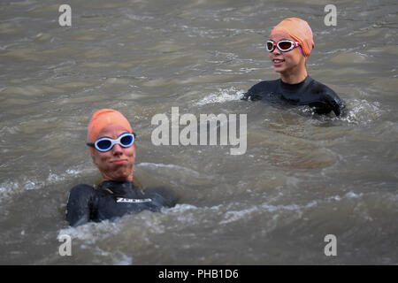 Londres, Royaume-Uni. 31 août 2018. Les participants prennent part à la nage de la rivière Thames, qui fait partie de la Tamise 2018 totalement. Les nageurs s'élancer sur un parcours circulaire de Hammersmith et autour de Chiswick Eyot, environ 1500m. Crédit : Stephen Chung / Alamy Live News Banque D'Images