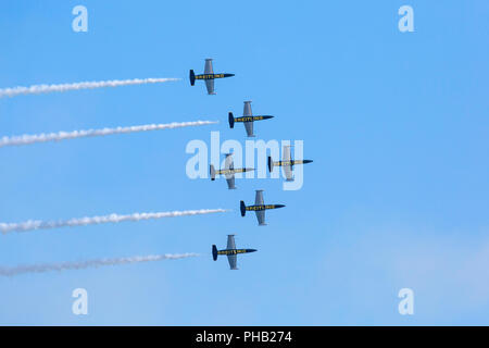 Bournemouth, Royaume-Uni. 31 août 2018. Les foules affluent à Bournemouth pour le 2e jour de la 11e édition du Festival de l'air de Bournemouth. Le Breitling Jet Team effectuer pour la première fois à Bournemouth - ils n'ont pas affiché à un spectacle aérien civil britannique pendant près de 15 ans et jamais sur la côte sud. L'équipe est composée de sept République tchèque Aero L-39 Albatros jet. Credit : Carolyn Jenkins/Alamy Live News Banque D'Images