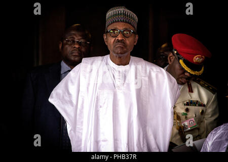 Le Président nigérian Muhammadu Buhari reçoit la Chancelière allemande, Angela Merkel, à Abuja, Nigéria, le vendredi 31 août 2018 Banque D'Images