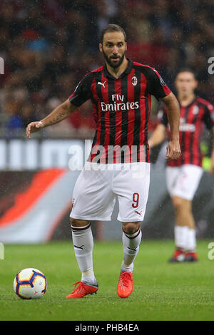 Milan, Italie. 31 août 2018, San Siro, Milan, Italie ; Serie A football, l'AC Milan contre les Roms ; Gonzalo Higuain de Milan contrôle la ball Crédit : Giampiero Sposito/Alamy Live New Banque D'Images