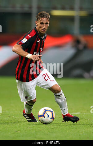 Milan, Italie. 31 août 2018, San Siro, Milan, Italie ; Serie A football, l'AC Milan contre les Roms ; Lucas Biglia de Milan contrôle la ball Crédit : Giampiero Sposito/Alamy Live New Banque D'Images