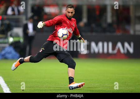 Milan, Italie. 31 août 2018, San Siro, Milan, Italie ; Serie A football, l'AC Milan contre des Roms ; Salutations distinguées Gianluigi de Milan se réchauffe avant le match Crédit : Giampiero Sposito/Alamy Live New Banque D'Images