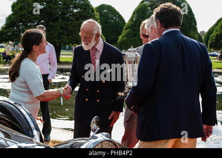 Le Palais de Hampton Court, UK, 31 août 2018. Le Prince Michael de Kent présente le trophée du Club au Concours d'élégance en 2018 pour un amoureusement restauré 1930 Alivs 25 Vitesse. Marc Wainwright Photography/Alamy Live News Banque D'Images