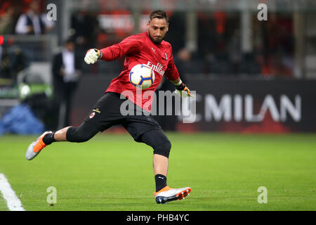 San Siro, Milan, Italie. Août 31, 2018. Football Serie A, AC Milan et Roma ; Gianluigi de Milan Salutations distinguées se réchauffe avant le match : Action Crédit Plus Sport/Alamy Live News Banque D'Images