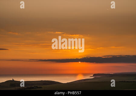 Eastbourne, East Sussex, UK..31 août 2018..Un Autre coucher de soleil glorieux sur la côte sud. Cette photo a été prise de Beachy Head en regardant vers l'ouest sur Birling Gap, le phare Belle tout en bas à gauche. Banque D'Images